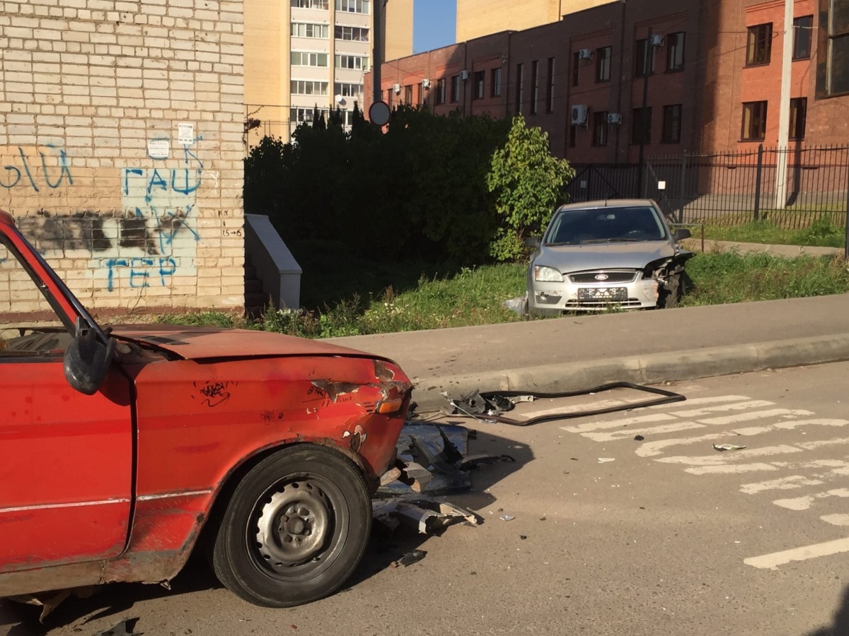 В Смоленске произошло жёсткое ДТП на улице Нахимова