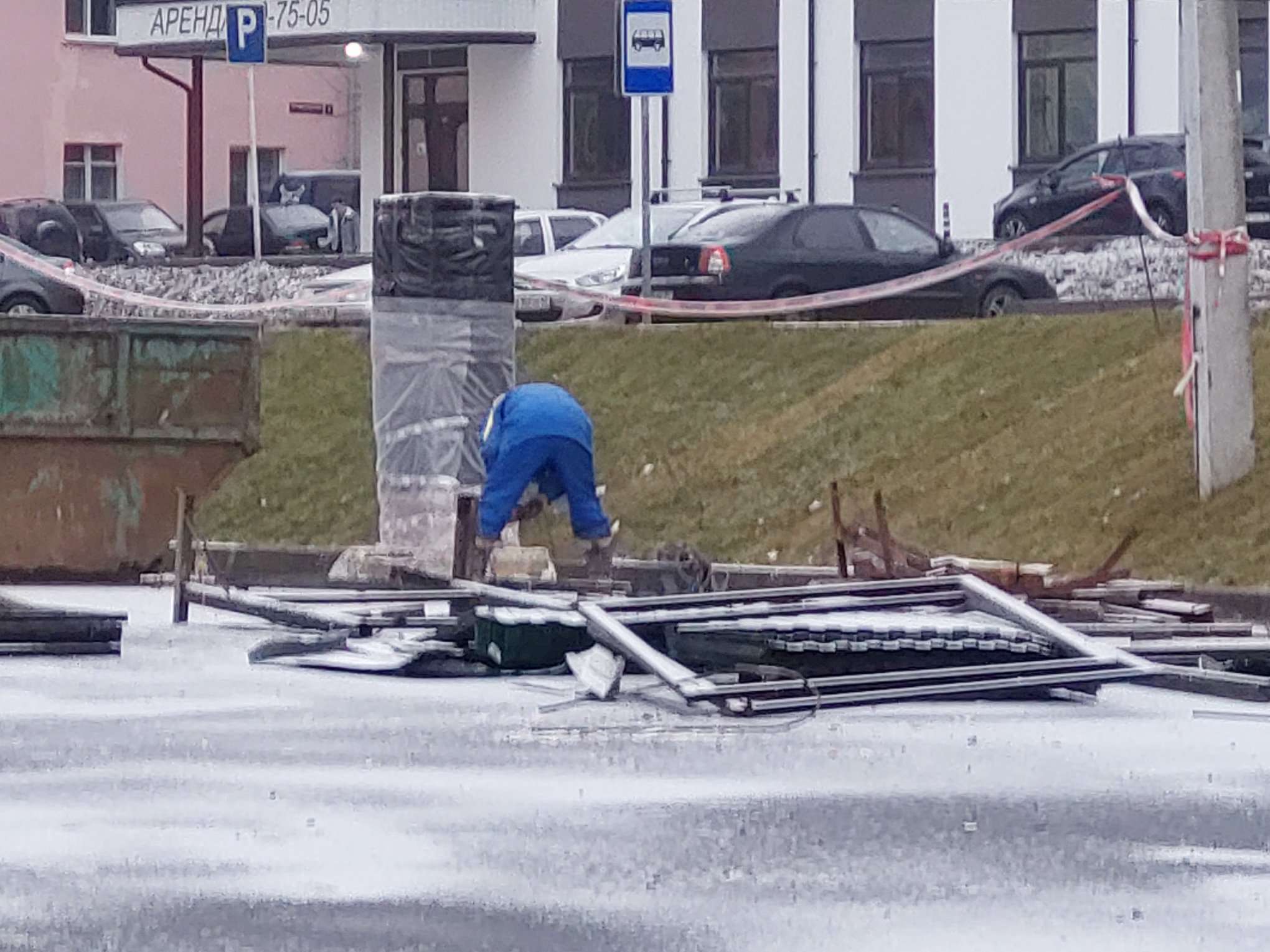 Парковку на Владимирской набережной в Смоленске начали обносить забором