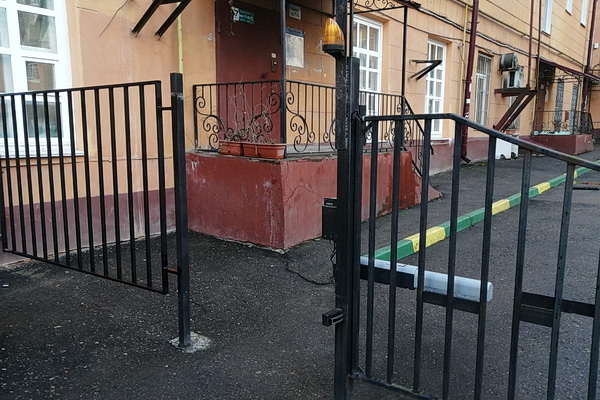 Смоленские заключенные изготовили забор для двора в центре Смоленска