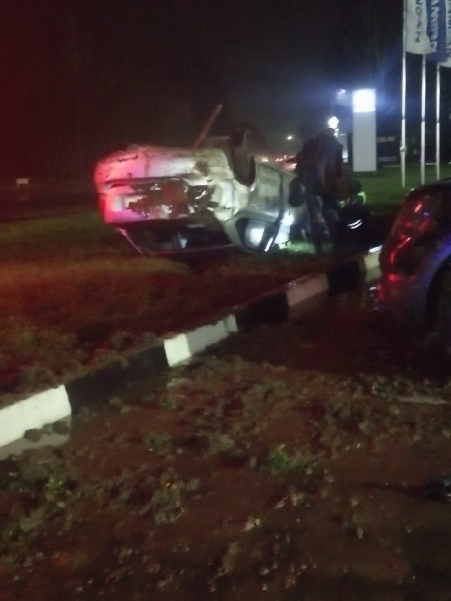 В Смоленске на Краснинском шоссе иномарка совершила кульбит на газон