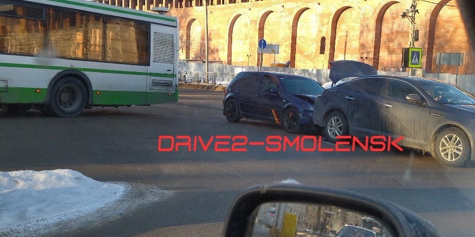 Тройная авария в центре Смоленска спровоцировала пробку