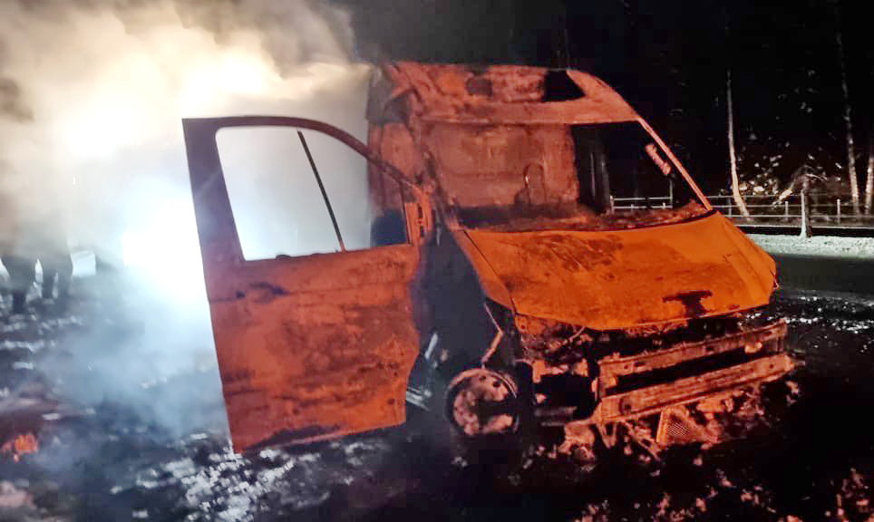 Автомобиль-рефрижератор сгорел на трассе М-1 в Смоленской области