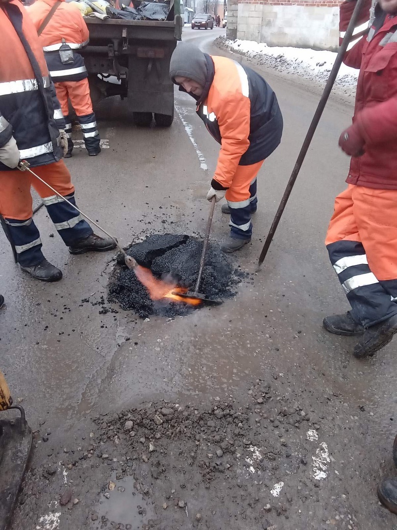 В Смоленске выполняют аварийный ремонт дорог