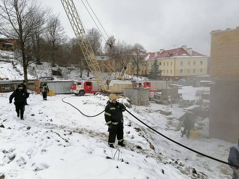В Смоленске семь пожарных потушили возгорание около крепостной стены