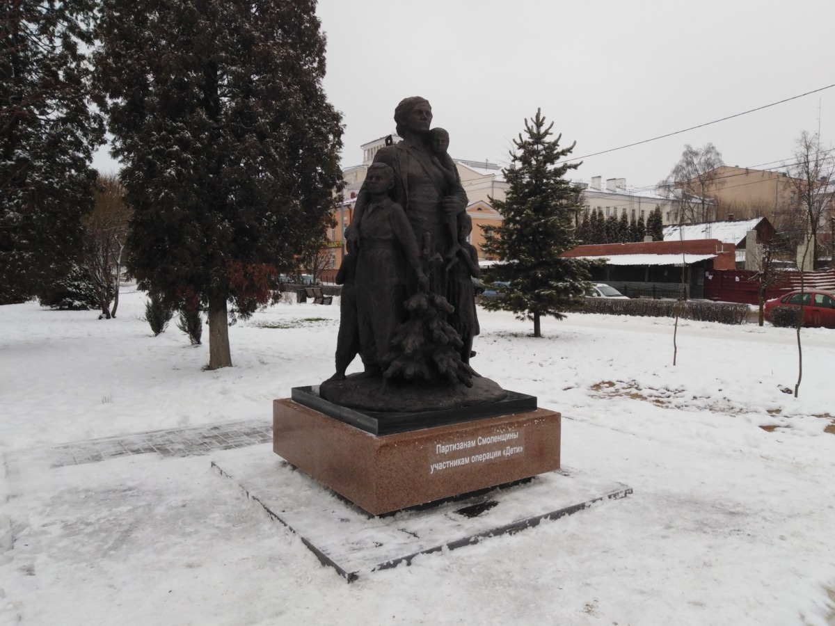 В Смоленске установили памятник участникам операции «Дети»