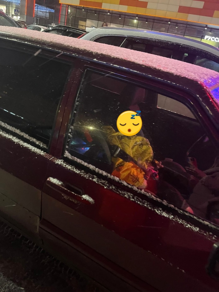 В Смоленске на холоде закрыли ребенка в машине  возле ТЦ