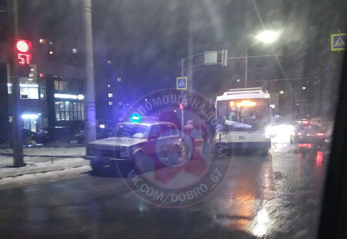 Очевидцы: В Смоленске троллейбус сбил человека