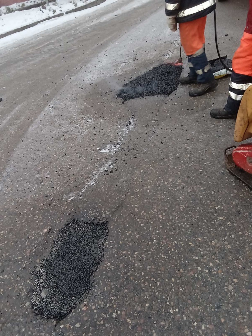В Смоленске выполняют аварийный ремонт дорог