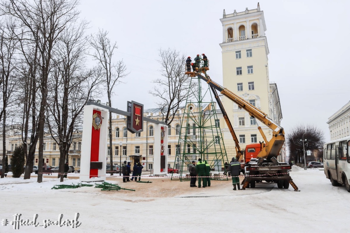 В Смоленске устанавливают главную елку города