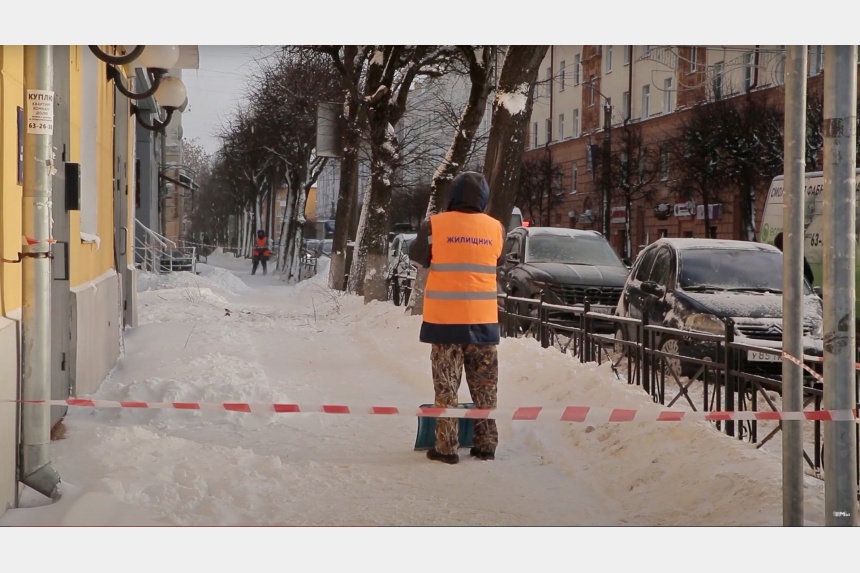 В Смоленске очищают крыши домов от снега и сосулек