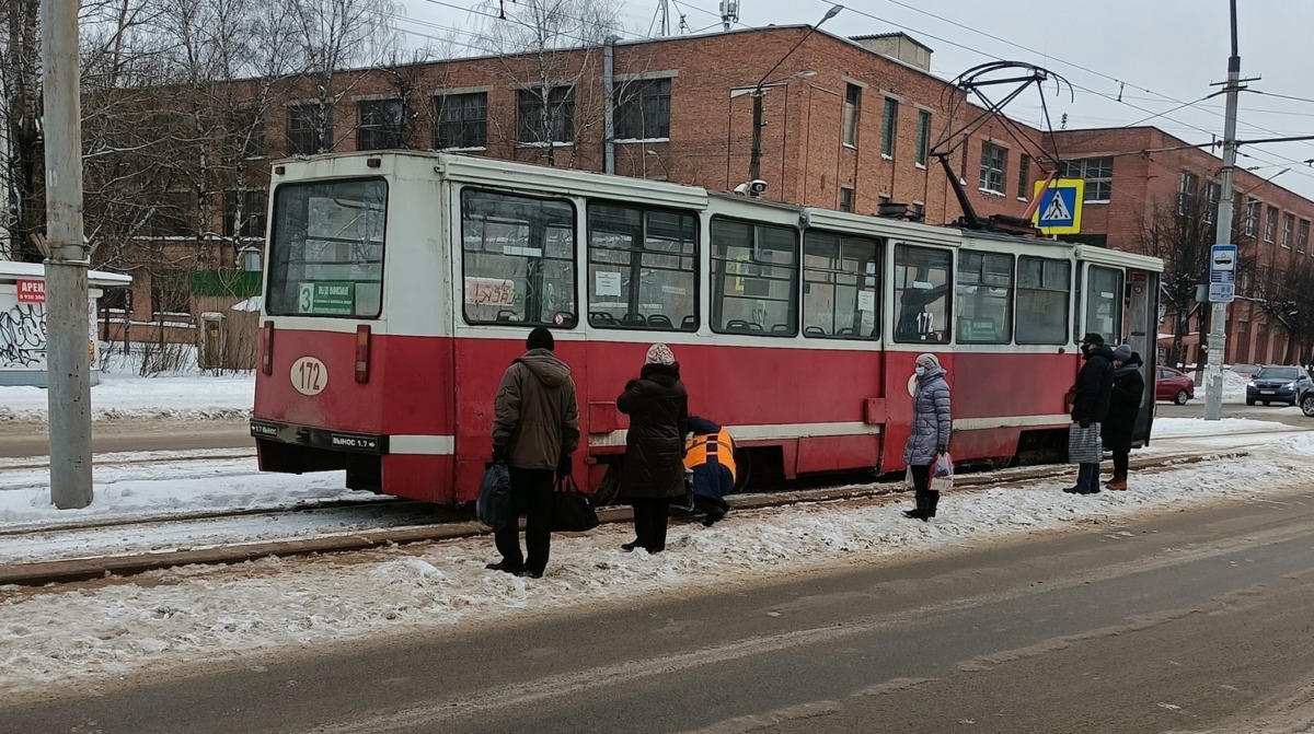 В Смоленске во время движения задымился трамвай. Женщина-водитель восхитила смолян самоотверженностью