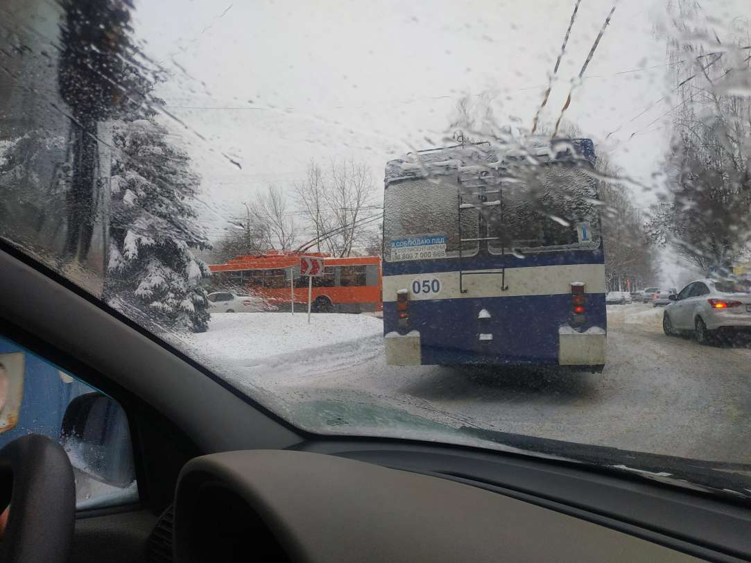 Троллейбусы стали на «Шарме». В Смоленске образовалась очередная внушительная пробка