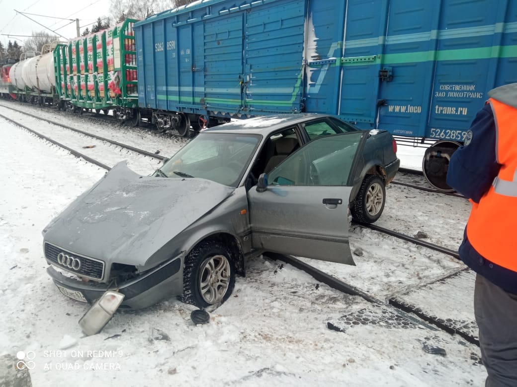 В Смоленской области железнодорожный переезд расчистили от снега после столкновения машины с поездом