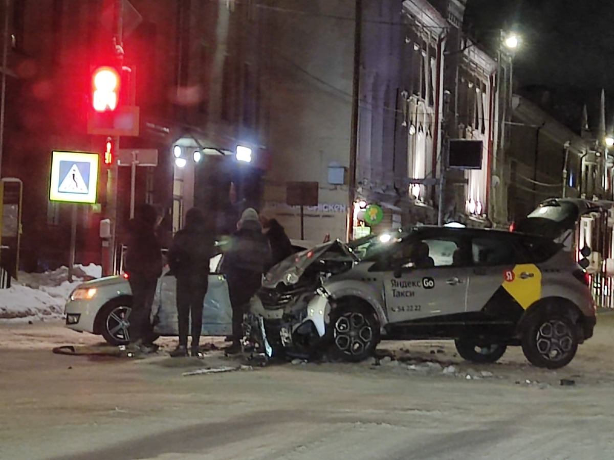 Последствия серьезной ночной аварии с такси в центре Смоленска попали на видео