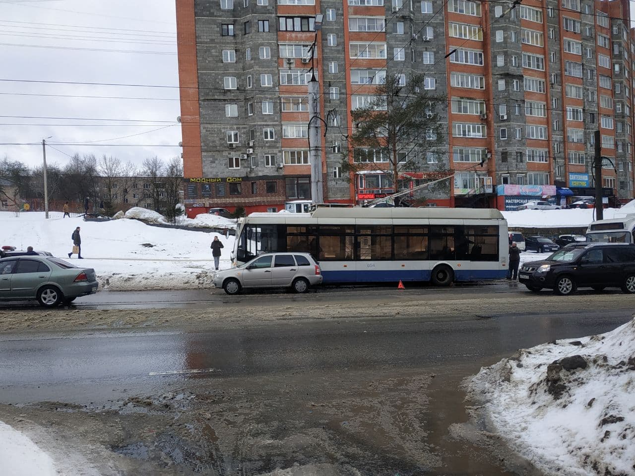 В Смоленске около «Макси» авария с троллейбусом затрудняет движение транспорта