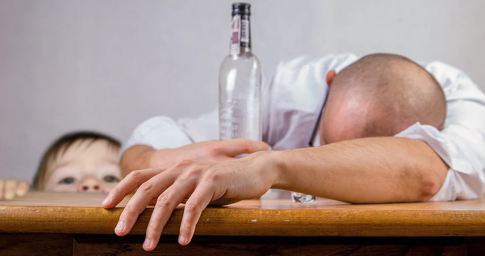 Врач Умнов рассказал, как алкогольные настойки могут быть вреднее водки из-за сахара