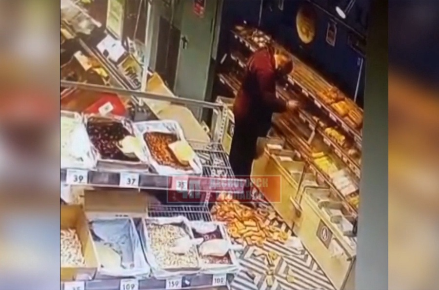 «Народный мститель». В Десногорске мужчина устроил зрелищный погром в хлебном отделе супермаркета