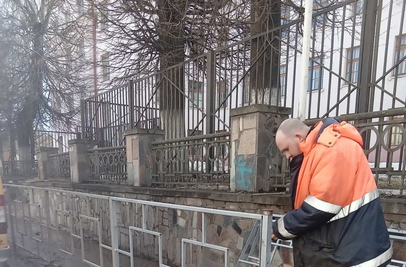В Смоленске установили противопешеходный забор около школы