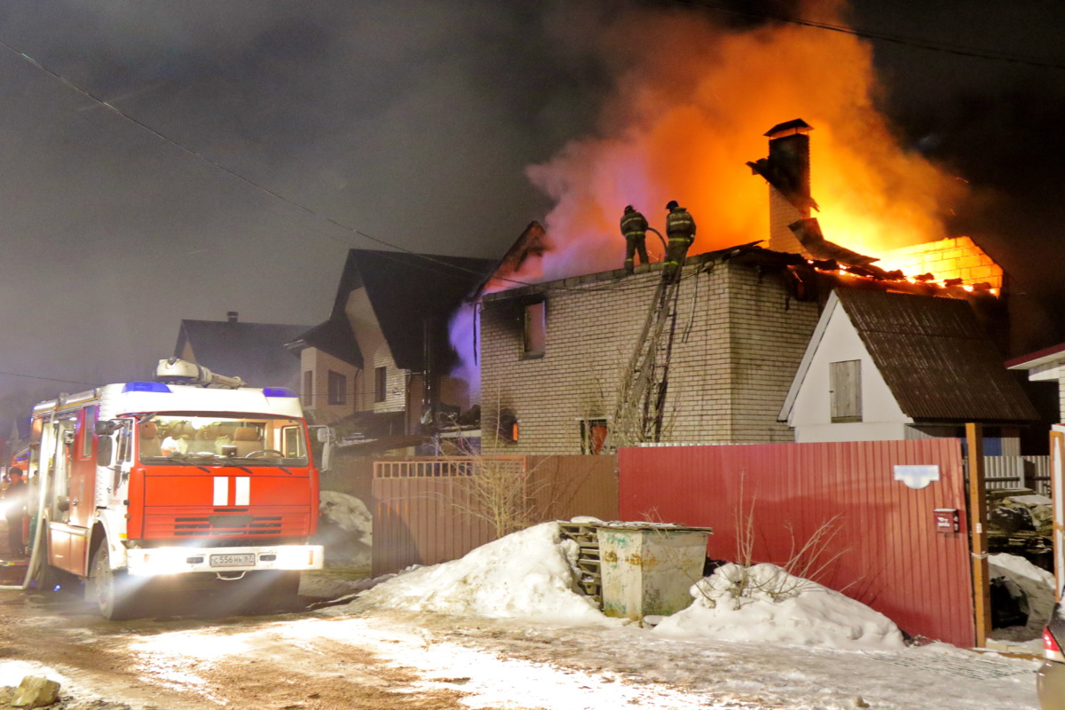 В Смоленске в серьезном пожаре едва не погибла семья. Появились фото и видео с места ЧП