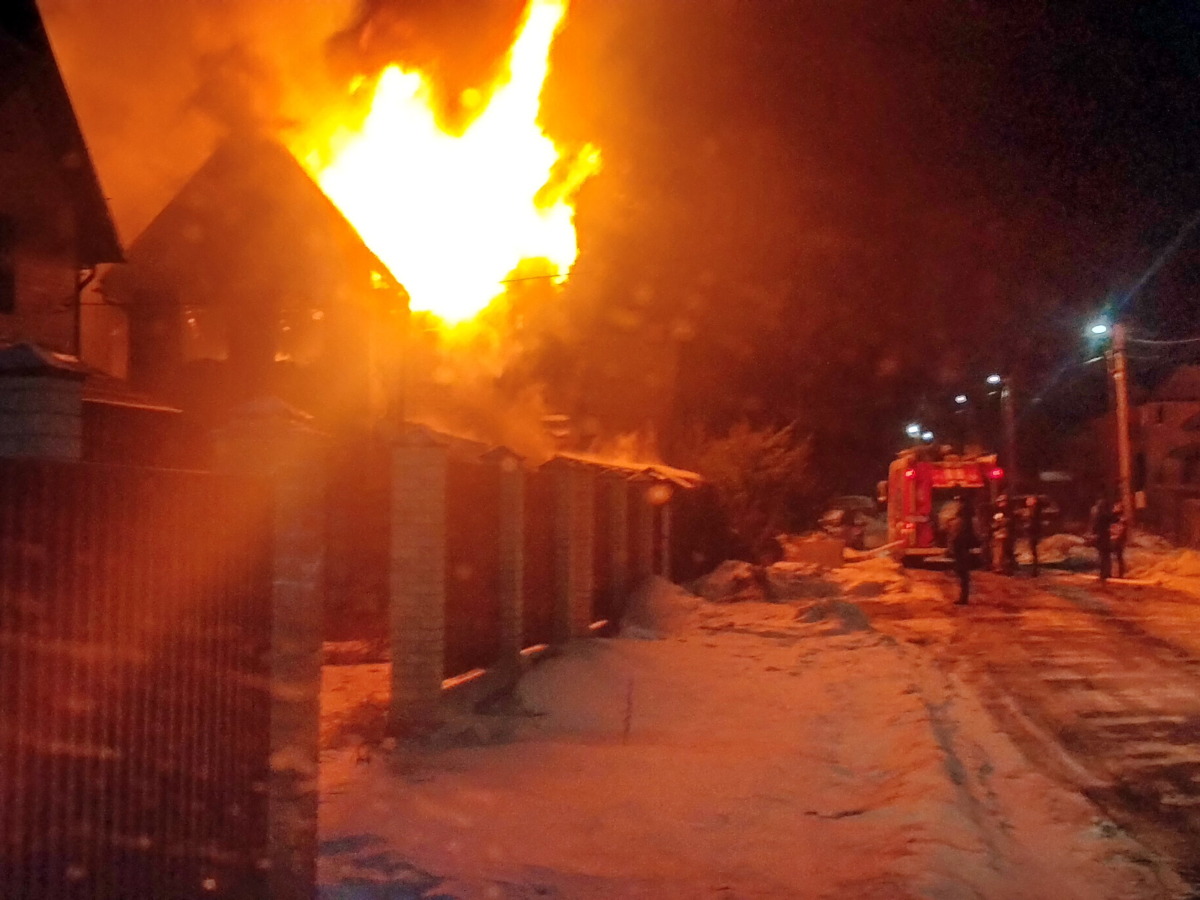 В Смоленске в серьезном пожаре едва не погибла семья. Появились фото и видео с места ЧП