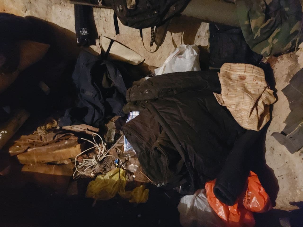 Женщина беременна. В Смоленске полиция накрыла колоритное «гнездышко бомжей»