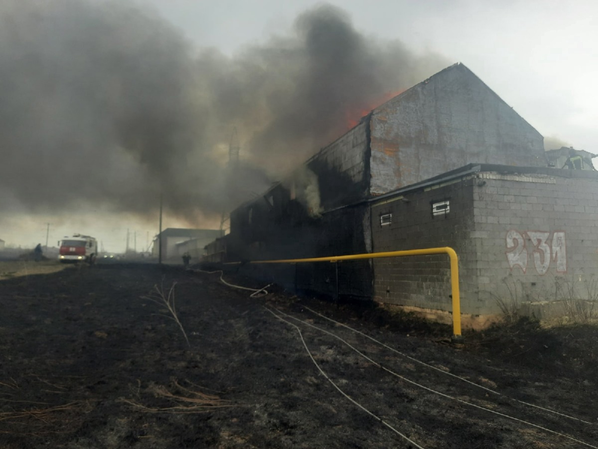 Чёрным дымом пожара заволокло Киселёвку в Смоленске