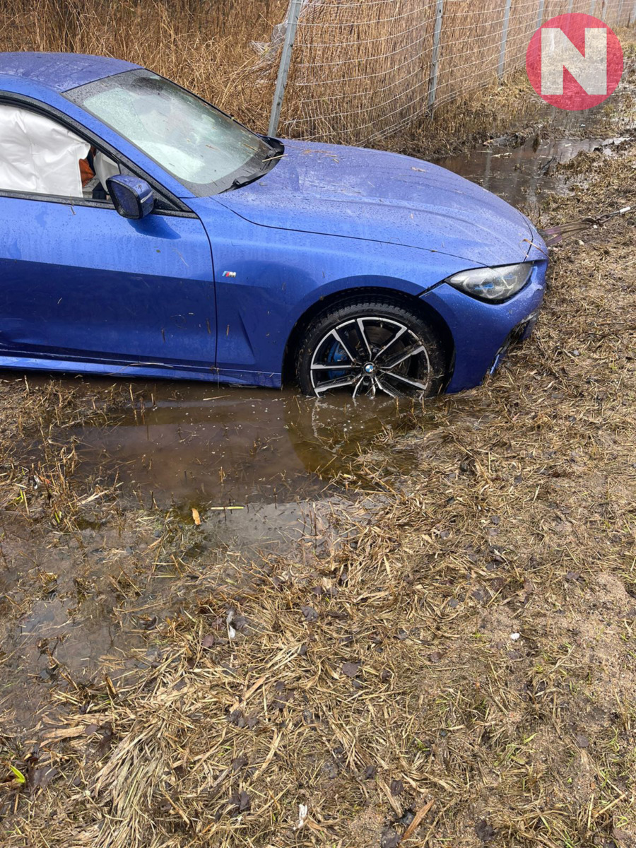 В Смоленской области BMW вылетела в кювет и сравняла с землей забор