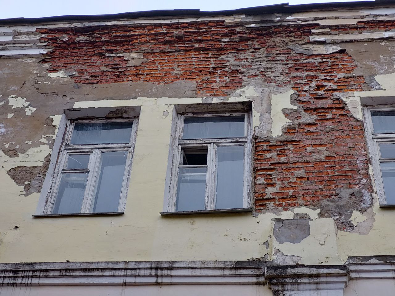 С исторического здания в центре Смоленска летят куски фасада на головы прохожих