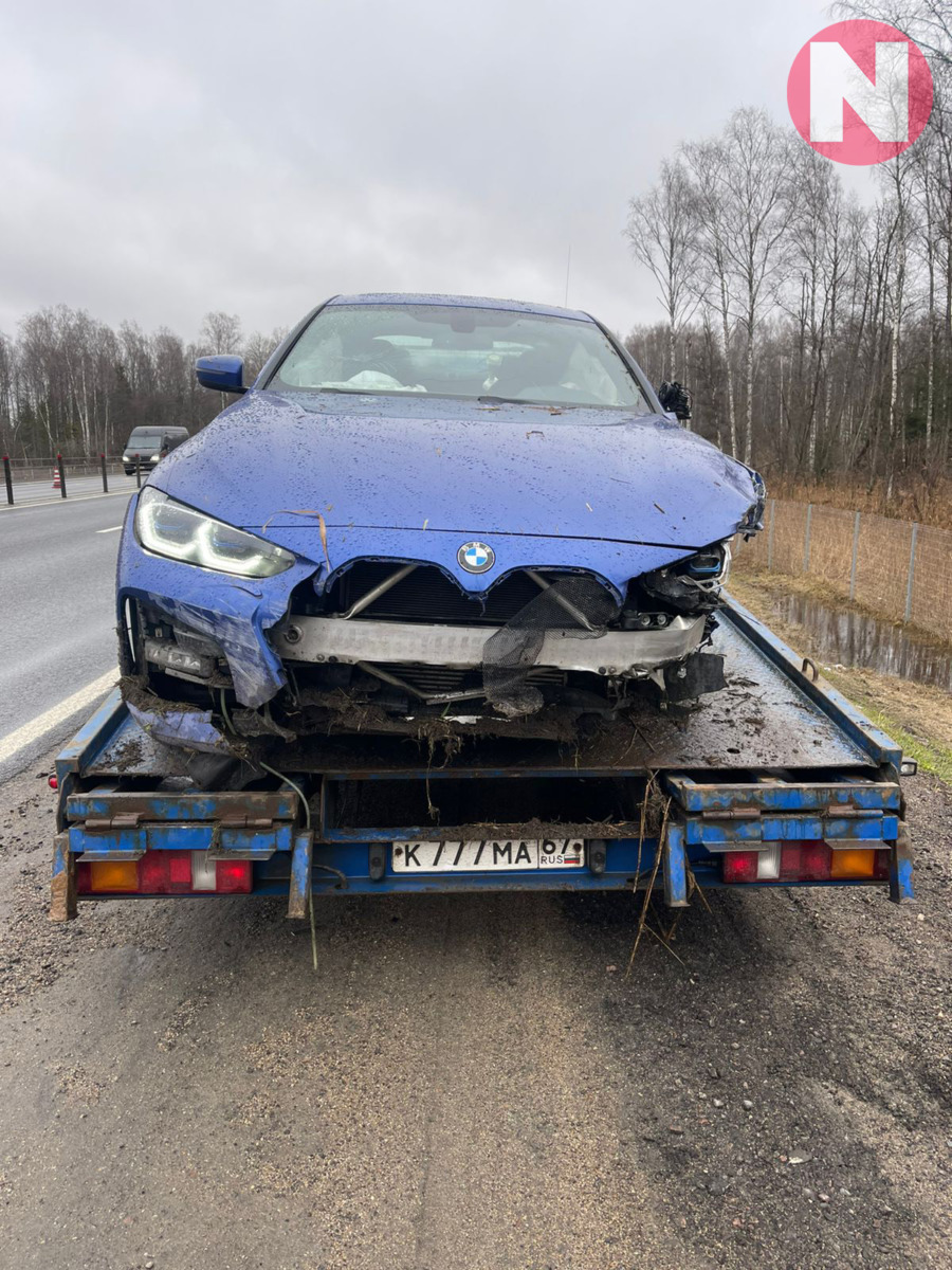 В Смоленской области BMW вылетела в кювет и сравняла с землей забор