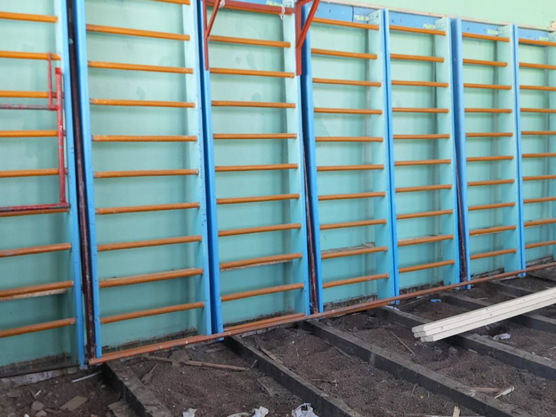 В сельской школе Вяземского района продолжается ремонт спортзала