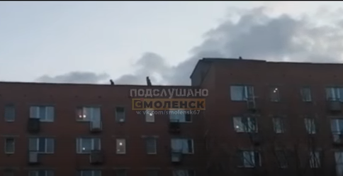 В Смоленске, гуляющие по крыше дома дети, закидали машины камнями