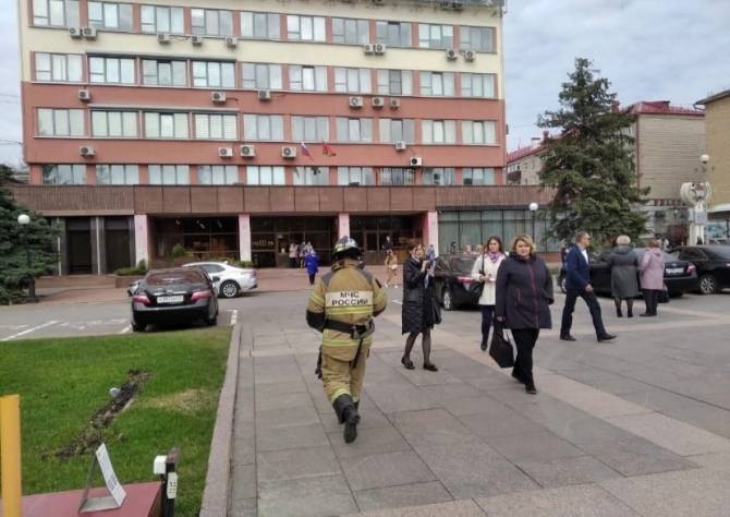 В Брянске следом за пожаром на нефтебазе прокатилась волна эвакуаций из школ