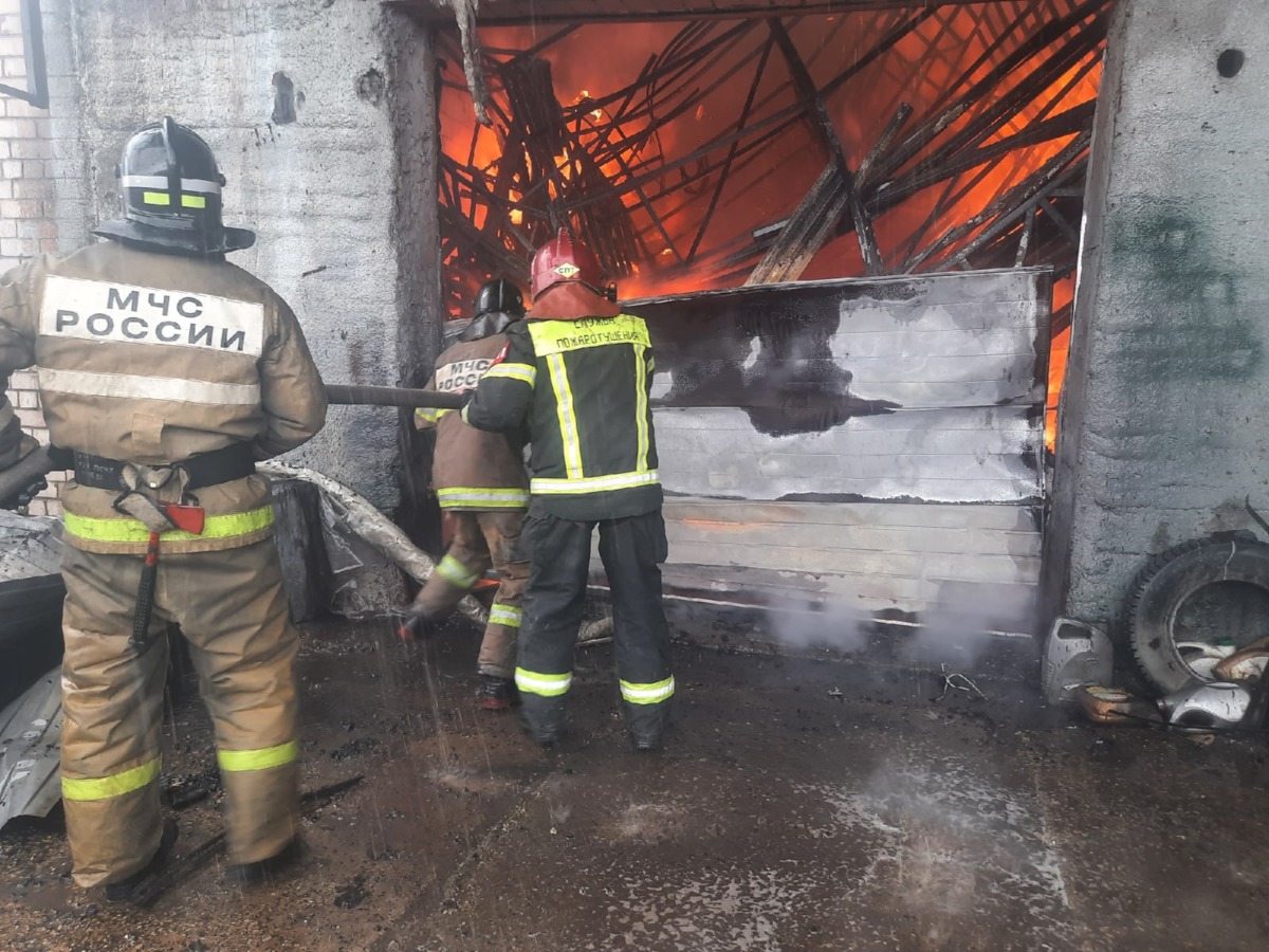 В Смоленске возле горящего гаража спасли две машины