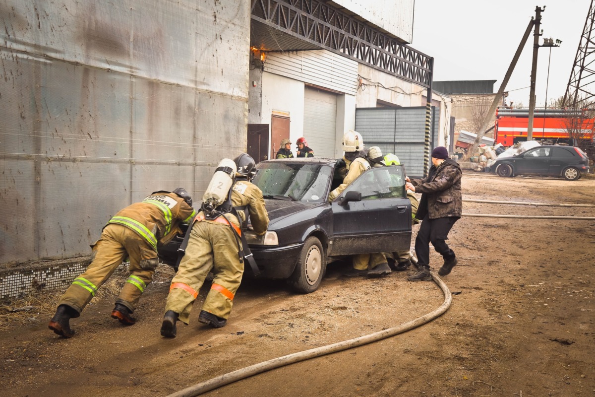 В Смоленске при пожаре в гараже едва не взорвались восемь газовых баллонов