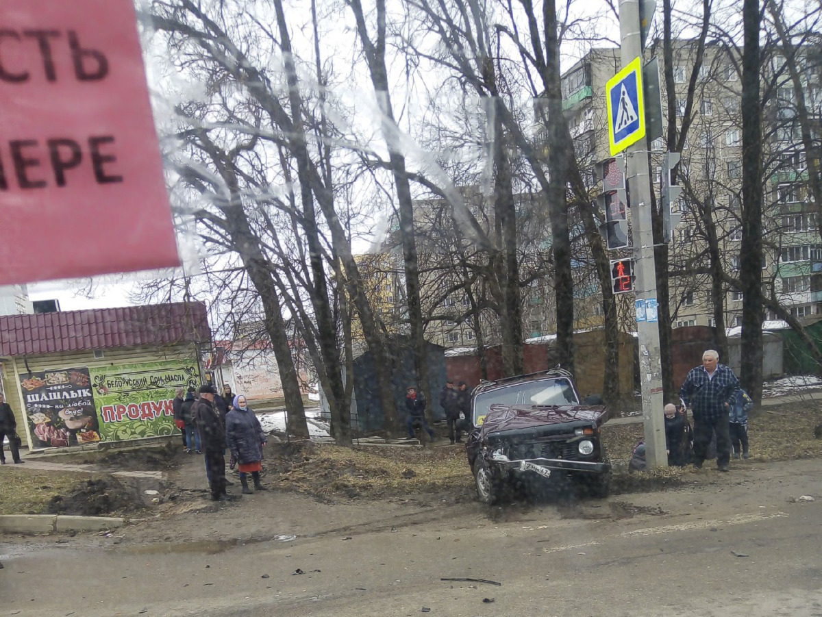 В Смоленской области «Нива» после столкновения с иномаркой сбила пешехода
