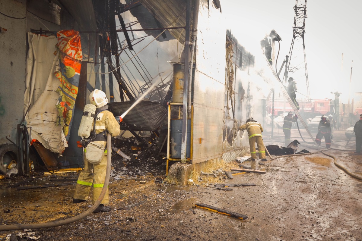 В Смоленске при пожаре в гараже едва не взорвались восемь газовых баллонов