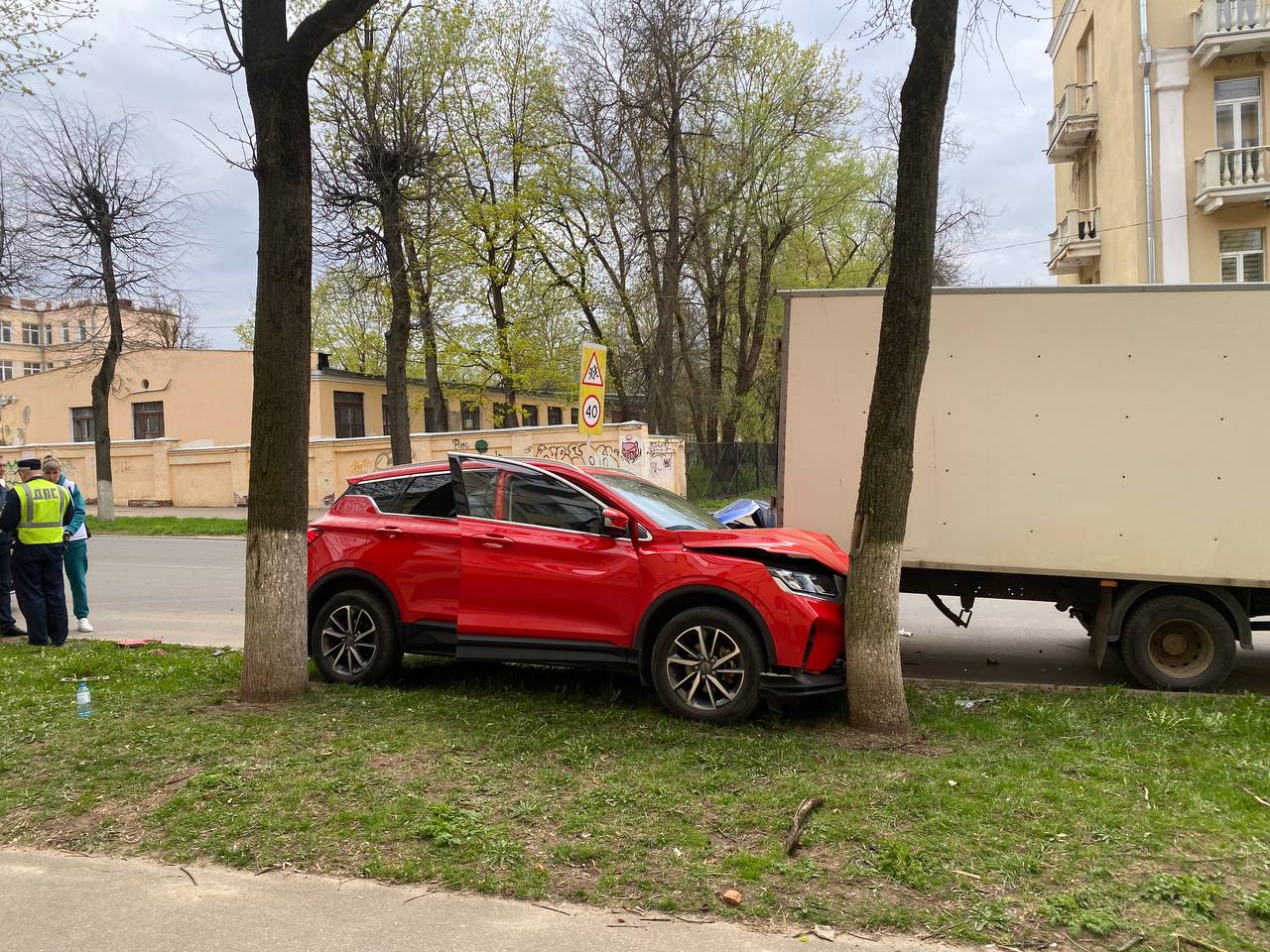 Один улетел в дерево, другой – в грузовик. Два кроссовера столкнулись в центре Смоленска