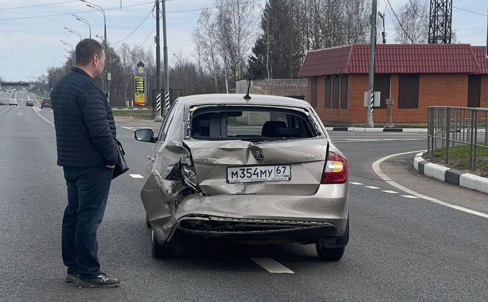 На М1 в Смоленской области жестко столкнулись фура и легковое авто
