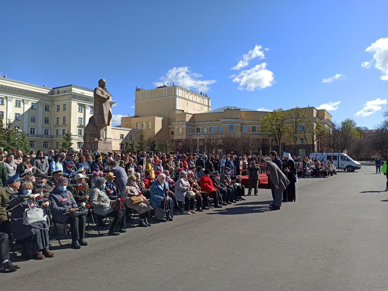 Губернатор Смоленской области поздравил ветеранов с Днем Победы и поклонился им