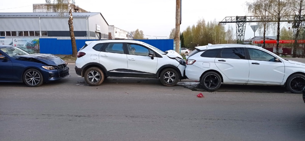 Четыре автомобиля попали в ДТП на Краснинском шоссе в Смоленске