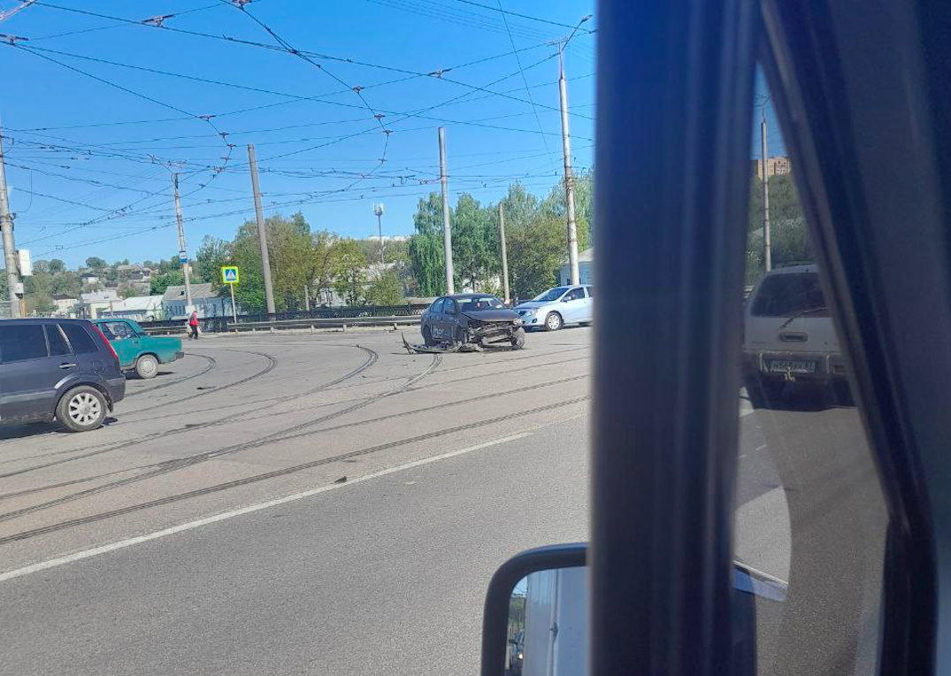 В смоленском Заднепровье таксист попал в жесткое ДТП