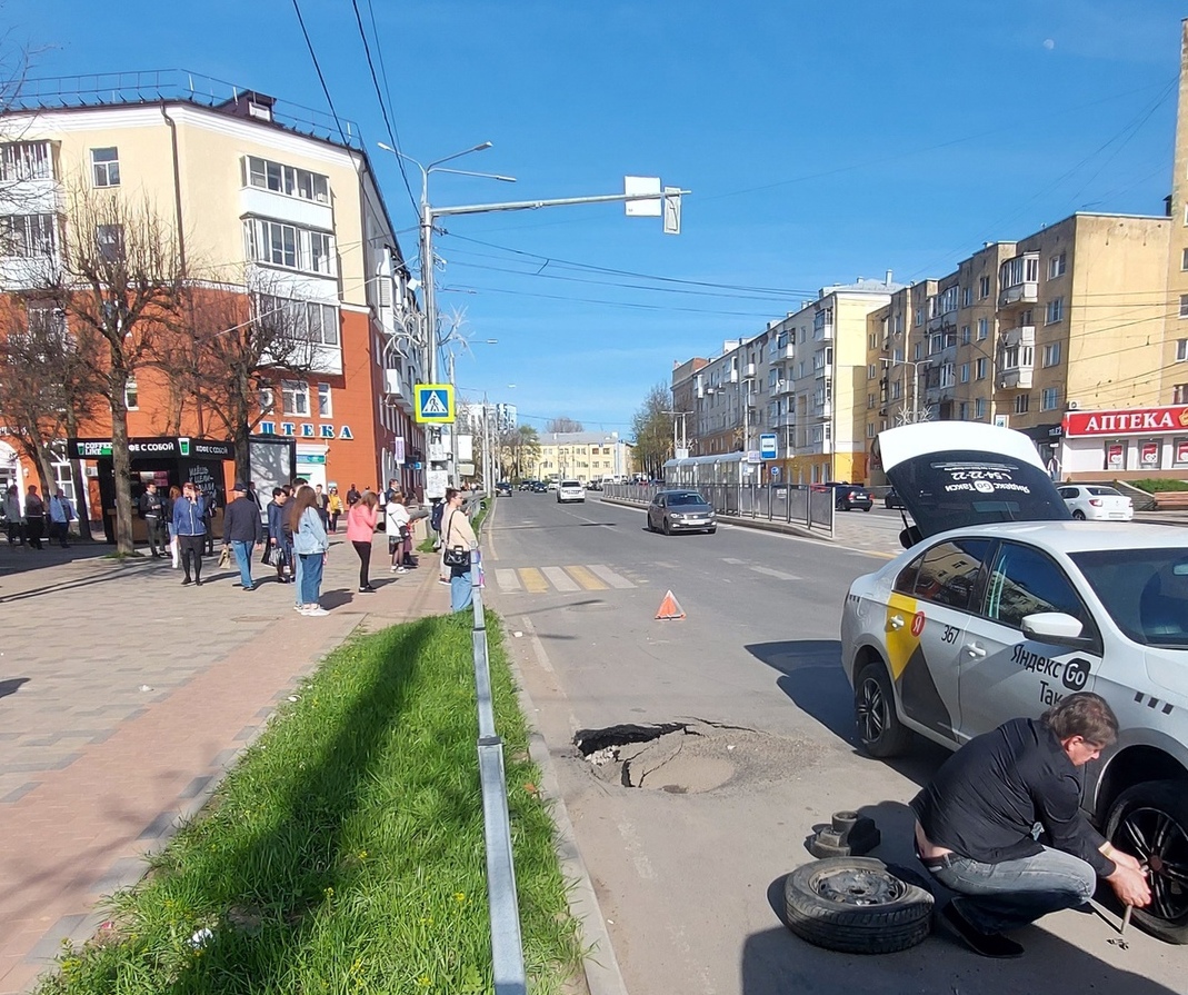 Огромный провал образовался на улице Николаева в Смоленске