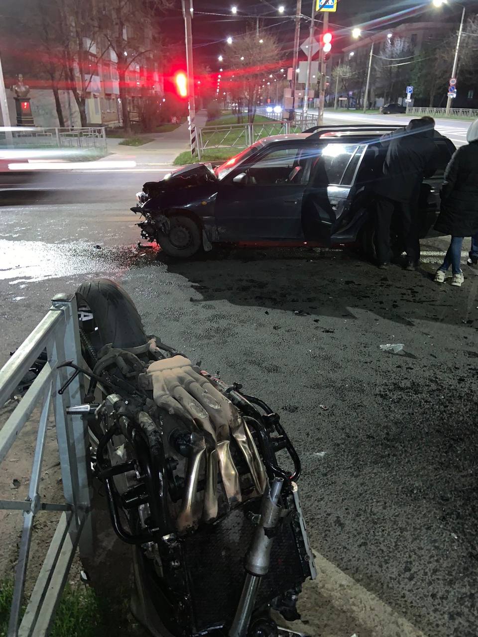 В Смоленске на перекрестке столкнулись легковушка и мотоцикл
