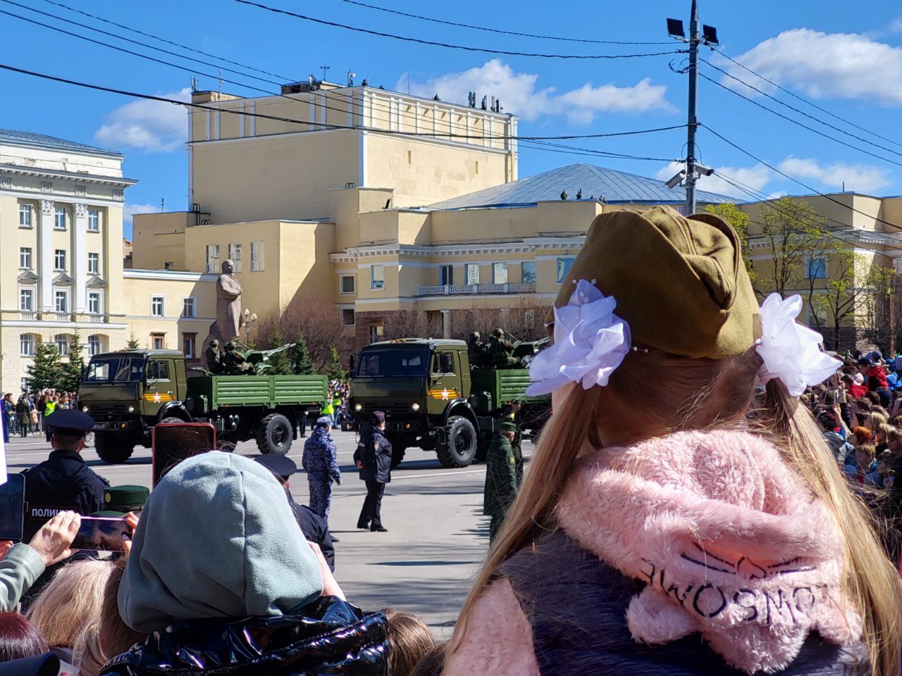 Парад Победы в Смоленске собрал небывалое количество людей: сидят даже на крышах