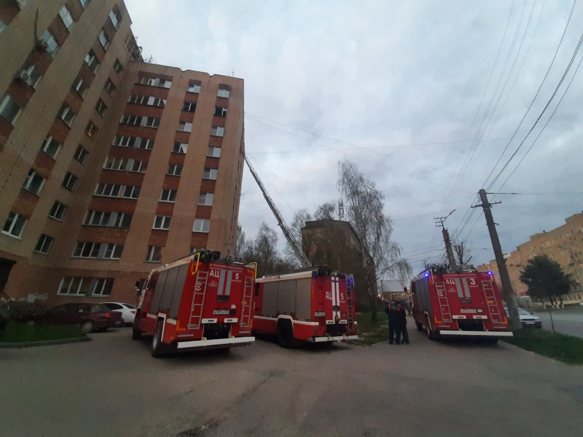 На улице Румянцева в Смоленске вспыхнул пожар, пострадали два человека