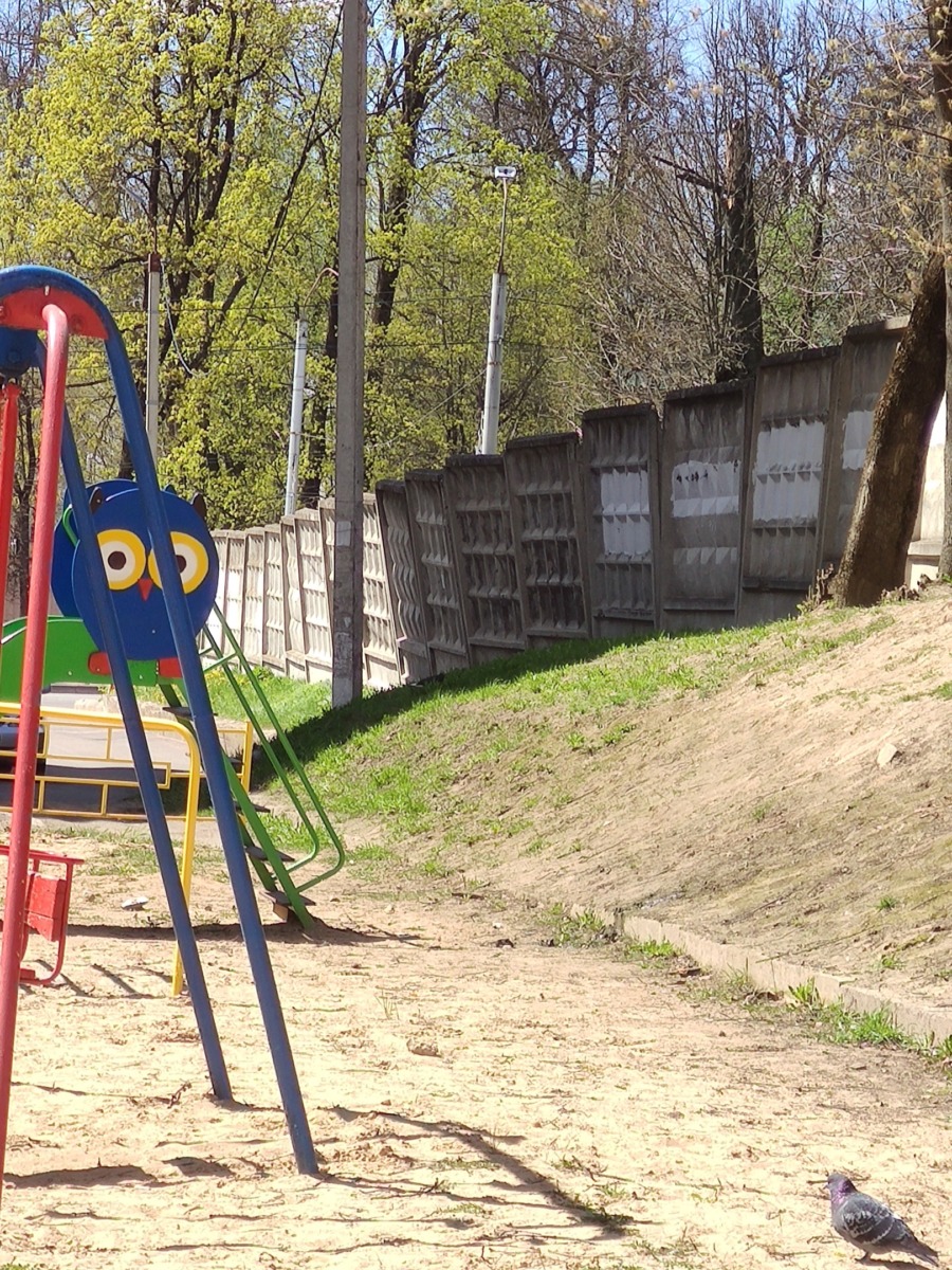Покосившийся бетонный забор рискует упасть на детскую площадку в Смоленске