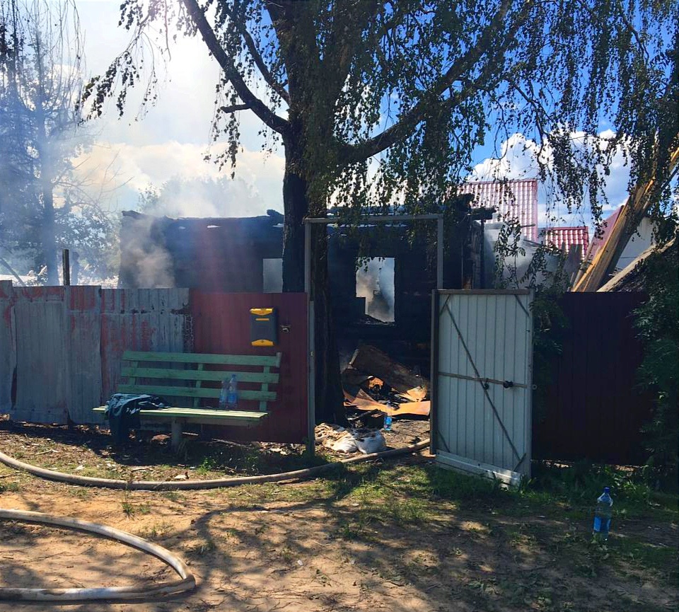 В Смоленской области спасатели несколько часов тушили пожар в жилом доме