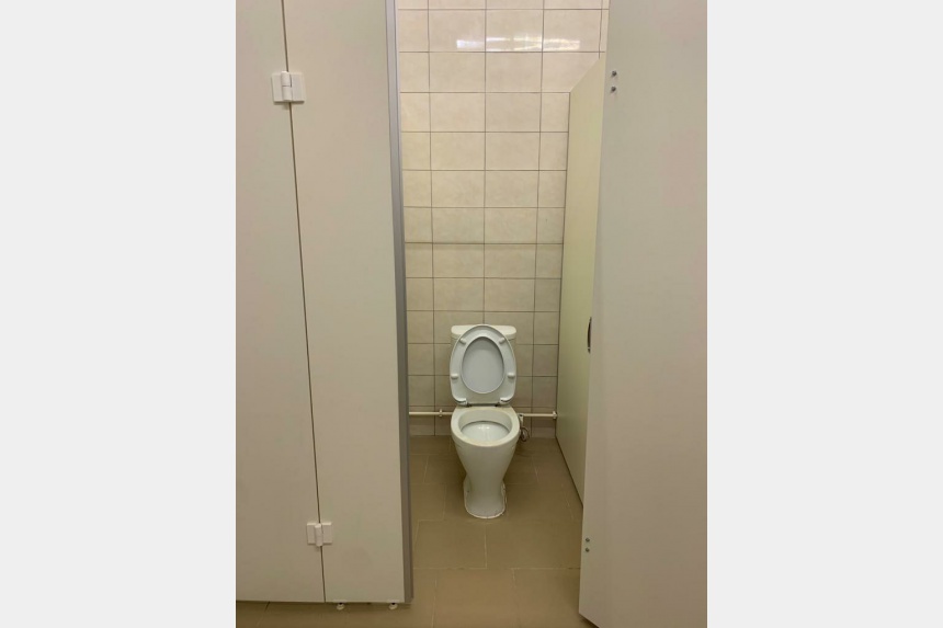 «Скотское отношение». В Смоленске закрыли отремонтированный общественный туалет