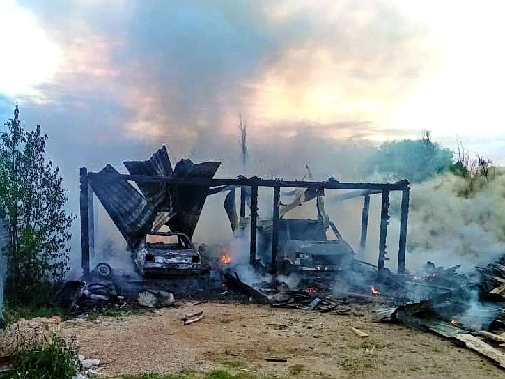 Огонь уничтожил гараж с двумя иномарками в Смоленской области