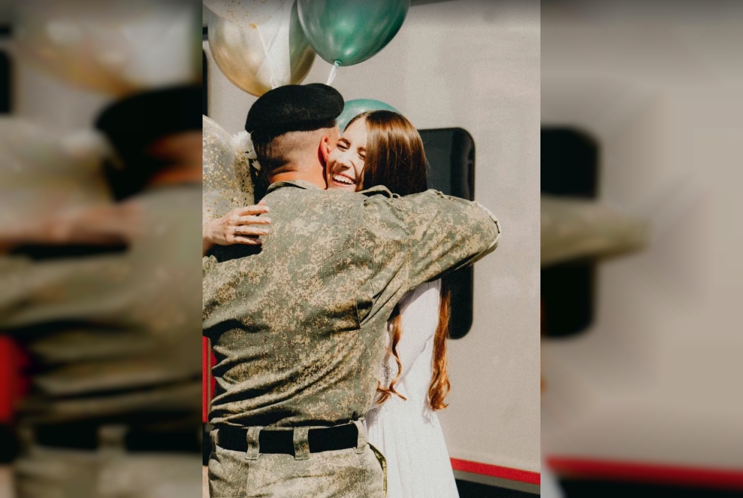 Сделавший на смоленском перроне предложение солдат рассказал их историю любви